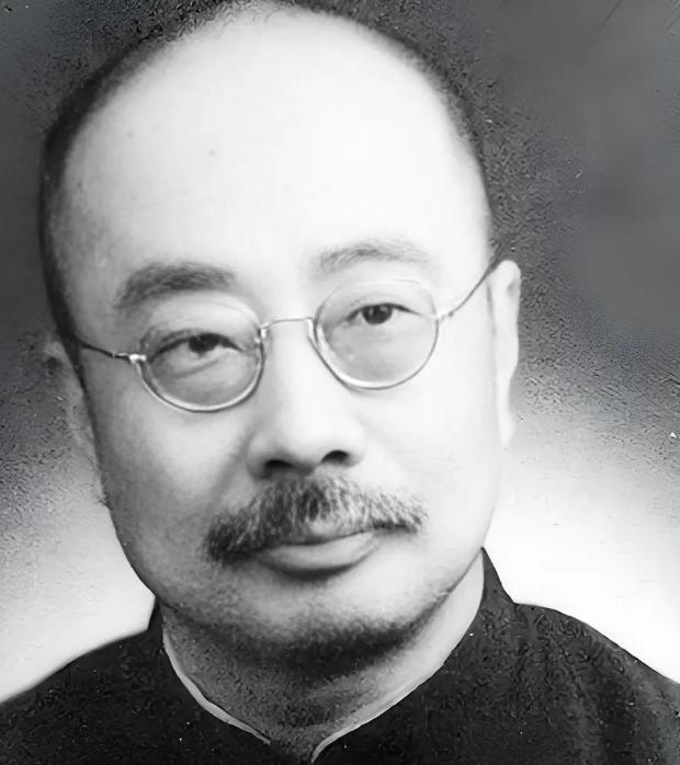 1936年，鲁迅去世第二天，和鲁迅决裂十三年的弟弟周作人，平静地走进了课堂。
