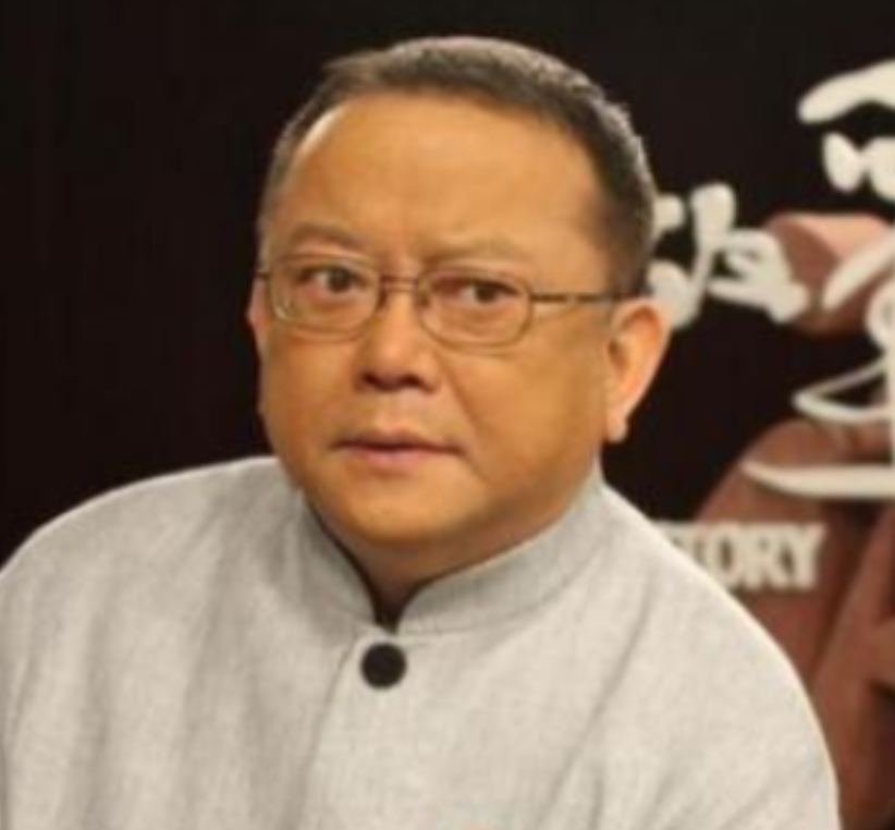 2006年，58岁的王刚三婚娶了小他20岁的郑艳东。新婚之夜，王刚对郑艳东说：