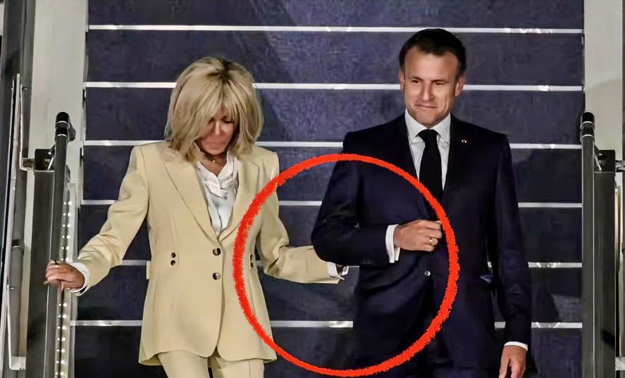 一片叫好！法国第一夫人这次不仅没有动手，而且还主动挽了马克龙的胳膊。当地时间本月