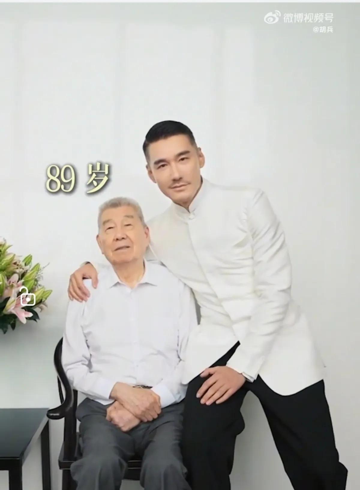 哇！老船长与小水手，两代乘风破浪的英雄！
胡爸爸和兵哥同框，一样的帅！时光飞逝，
