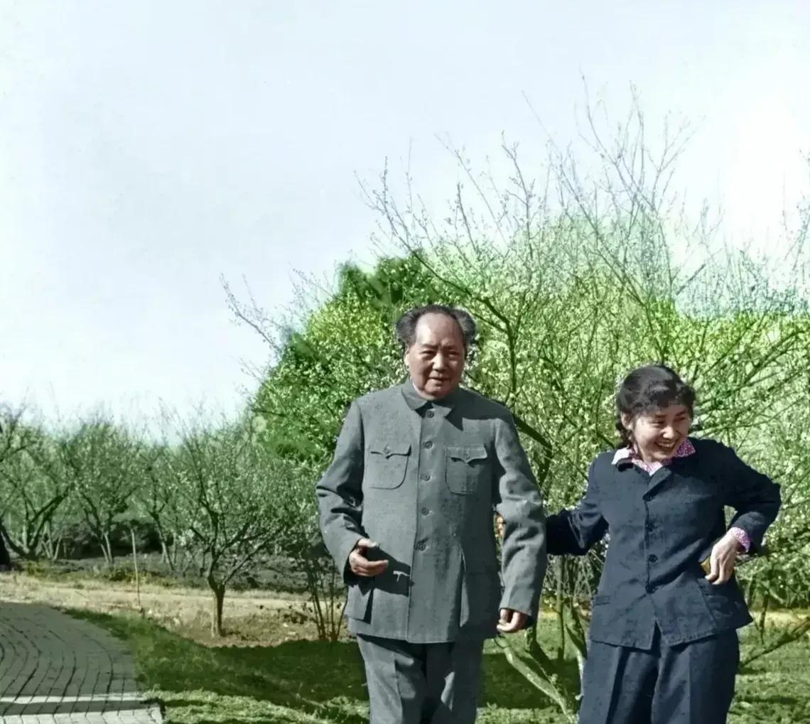 这张珍贵的照片拍摄于70年代，这才是毛主席真实的容貌，这是毛主席和工作人员一起去