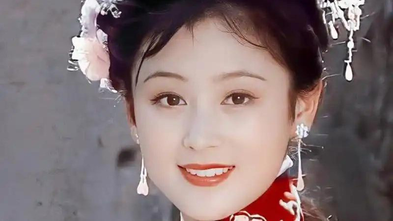 刚出道时惊为天人，25岁一过就长残，这4位女星颜值塌的太快！
