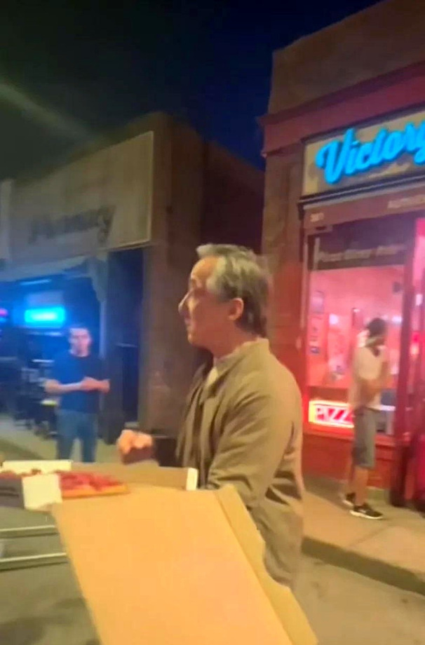成龙看着比姜昆老











成龙大哥，你到底经历了什么？69岁的成龙
