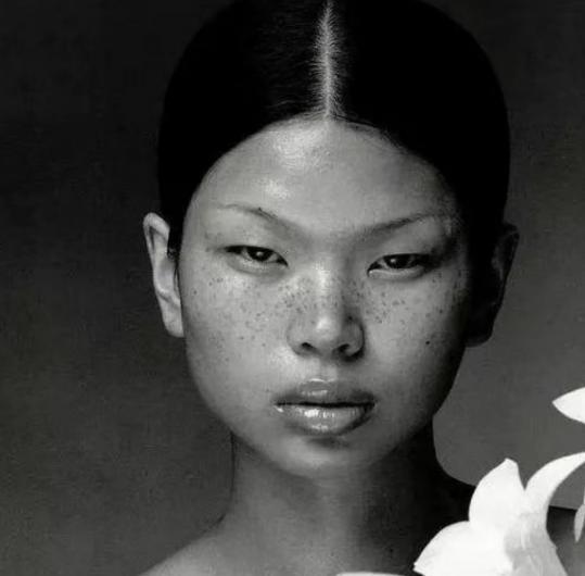 1999 年，18岁的吕燕去面试模特，她满脸雀斑，一个男人对她说：“你真漂亮，真