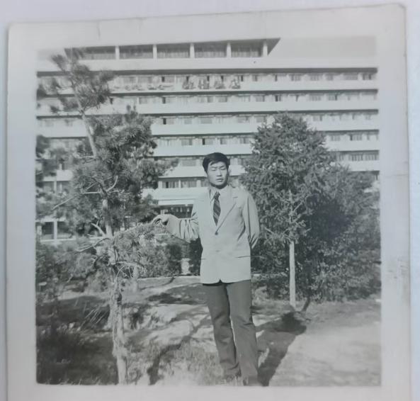 1982年10月，赵占军从河南洛阳汝州市温泉公社应征入伍，来到新疆马兰核试验基地