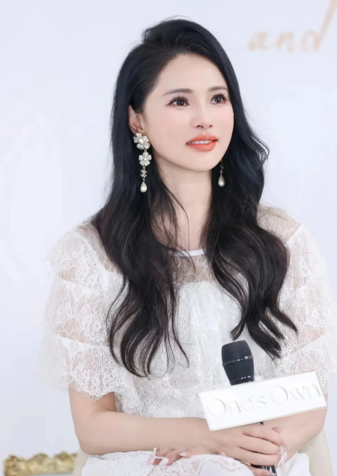 演员伊能静说，我老公有时候情绪上头，说话很难听。但我一点也不生气，不是我不在乎他