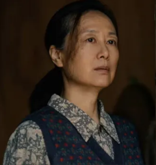 《淬火年代》柳石堂终于痛醒了，把傅秋芳和她儿子送进去了。

当初，柳钧发现傅秋芳
