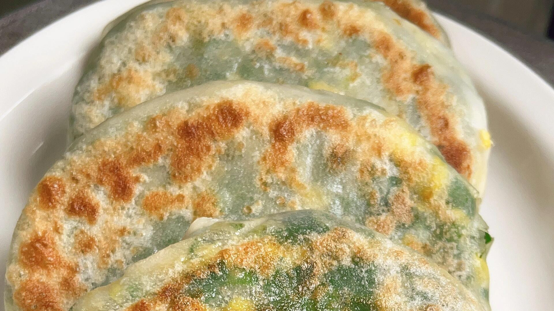 手把手教你做咬一口就爆香的韭菜盒子，外酥里嫩，在家做超简单！