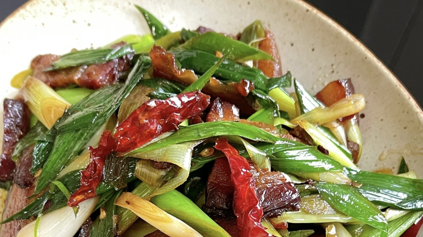 蒜苗炒腊肉：厨房小白也能拿捏的烟火美味