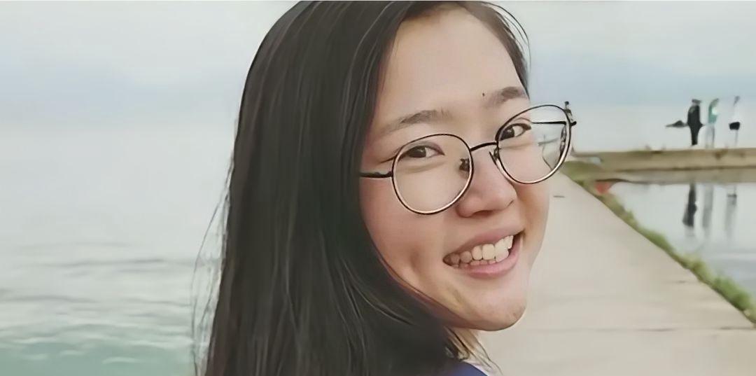 看到这张图，
我不说，你不说，谁能
想到这位戴着眼镜的可爱女孩，竟然是“白天救死