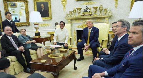 一向以对华强硬著称的美国政府，突然宣布解雇1300名制定对华鹰派，同时高调释放访