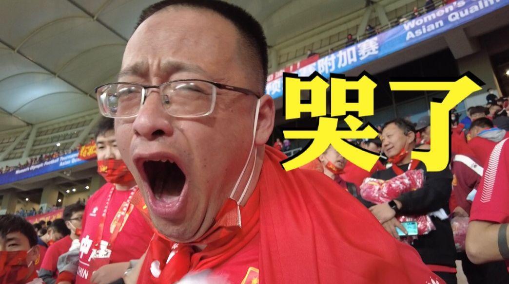 国足再弱也轮不到业余足球挑战？
当南通联队的老板举着