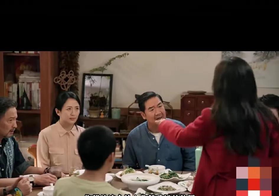 10.《我的后半生》。咋咋呼呼的女儿沈黛看起来是为妈妈守护爱情，其实她的行为倒成