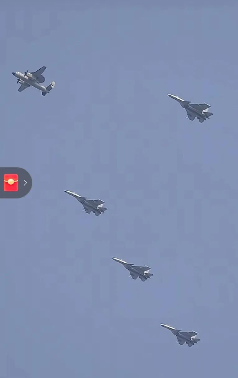 空警600携歼15B展开编队训练，预计将会亮相阅兵式！
不过对于这个编队，还是有