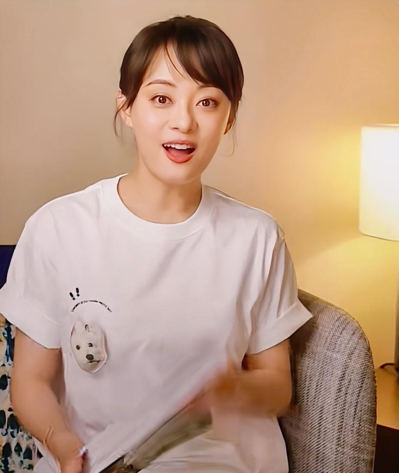 白衣少女坐，笑语如春风。
