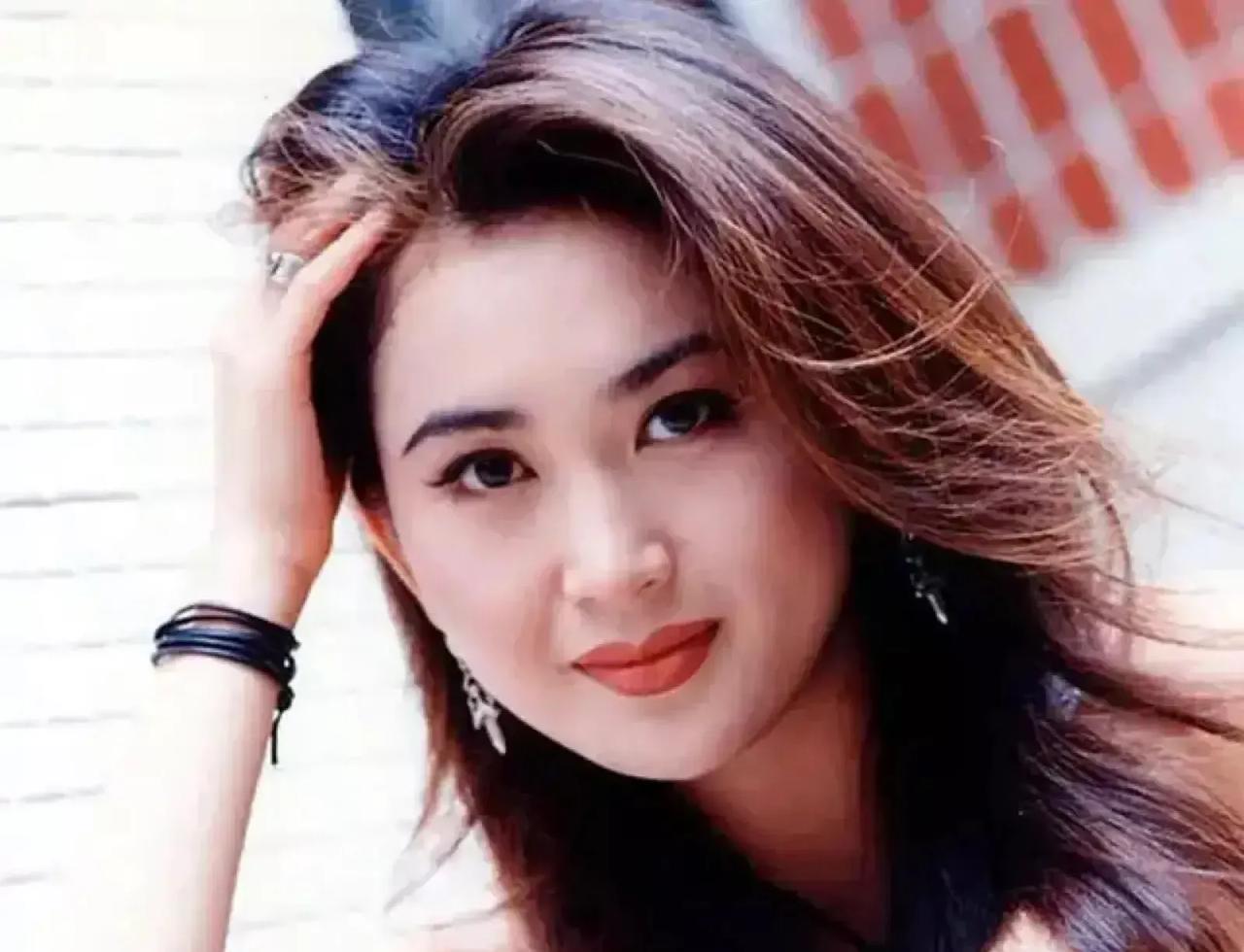 温碧霞说，
我是兄弟姐妹中最小、最漂亮的幺儿，却因为家境贫穷和父亲欠债险些被卖给