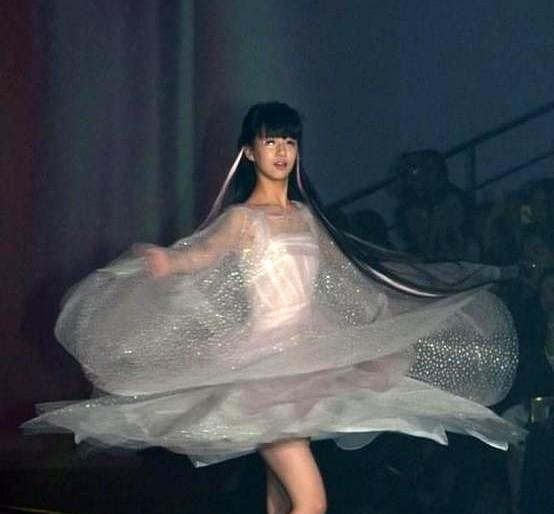 还记得2014年春晚那个转圈转到观众头晕的小姑娘吗？
冯小刚导演当年让15岁的小
