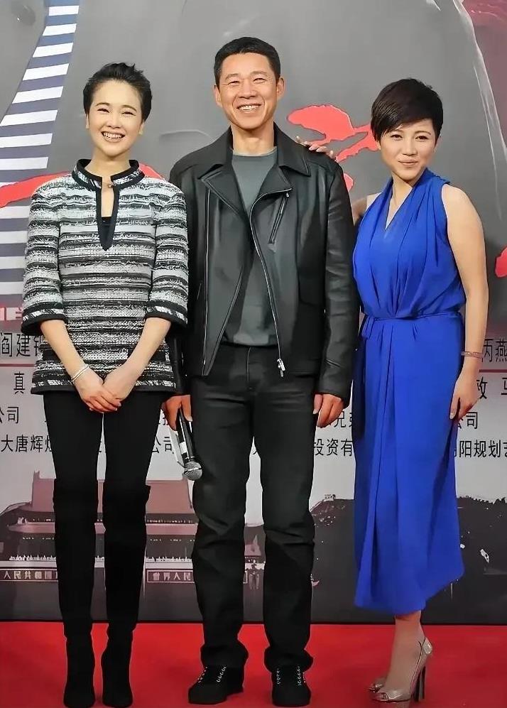 三位都是当今影视界的名演员。中间的是张丰毅，人如其名,刚毅果敢。右边的是颜丙燕潇