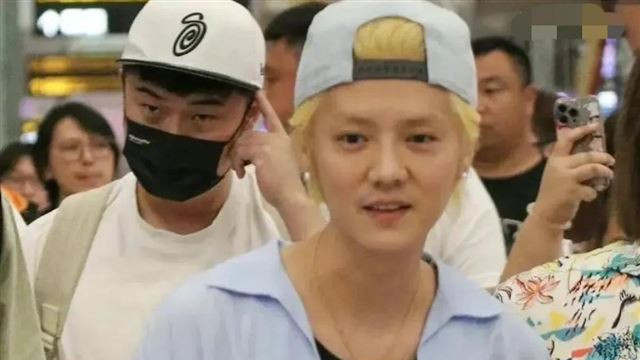 鹿晗风波后首现身 换新发色 粉丝称状态好 但瘦成纸片人 裤子还有破洞