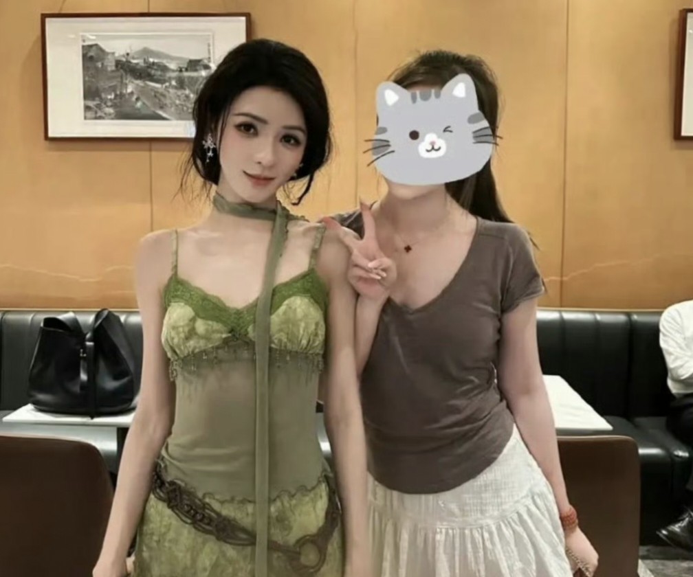 张予曦这张脸真是老天爷赏饭吃，连路人抓拍的素颜生图都美得像精修。我每次刷到她的动