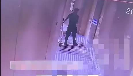 8月30日，一女子称自己入住上海的一家大酒店裸睡时，遭遇一陌生男子突然开门闯入房