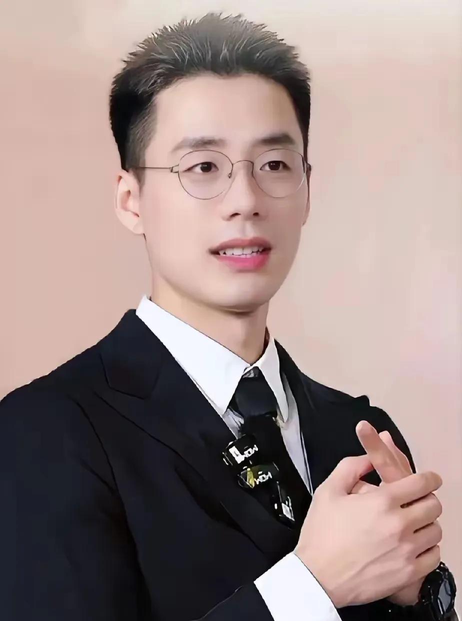 许君聪在和秦岚的小品里有句名言：顿顿少不了。不知道俞敏洪听进去没有。东方甄选少了