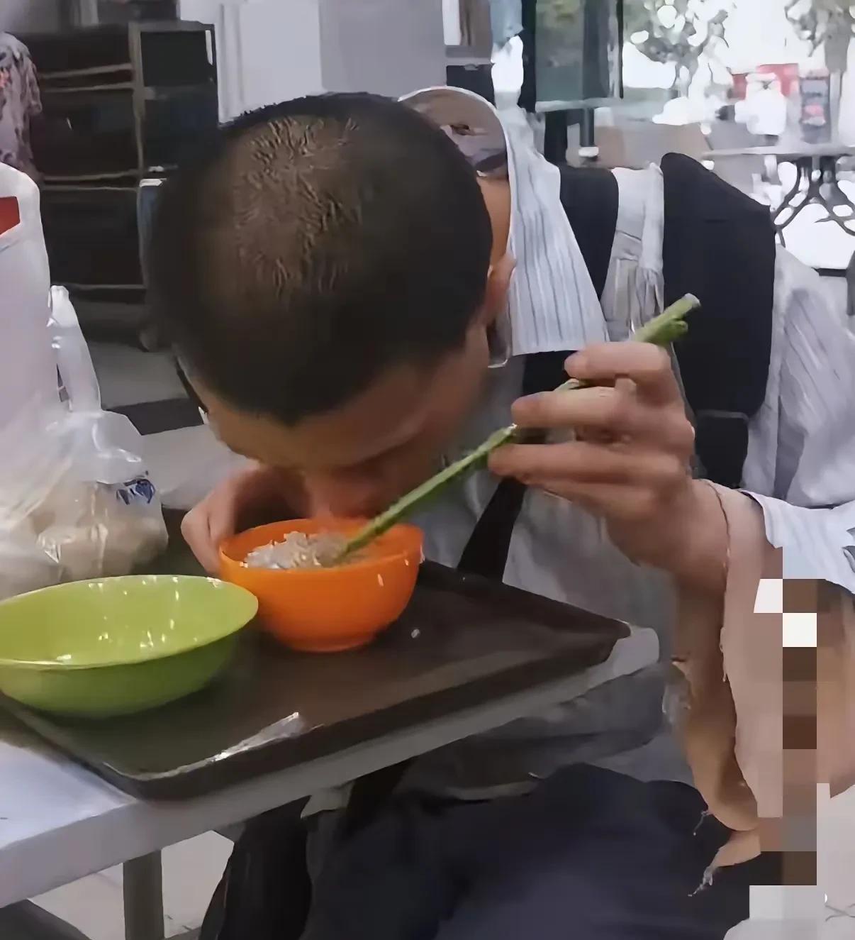 韦东奕同事出来说话了，终于明白他为什么不吃肉了，原因听了让人想哭。
原来，韦神同