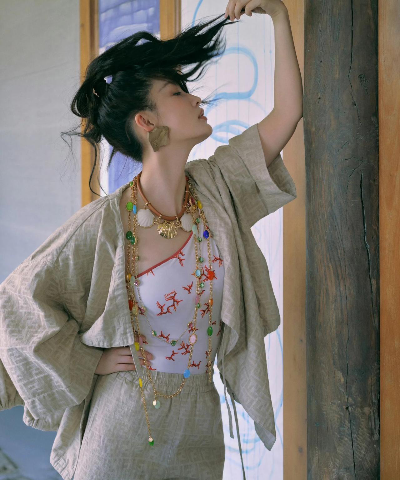 夏日风情满载！李沁《MarieClaireNOW》写真大片惊艳亮相