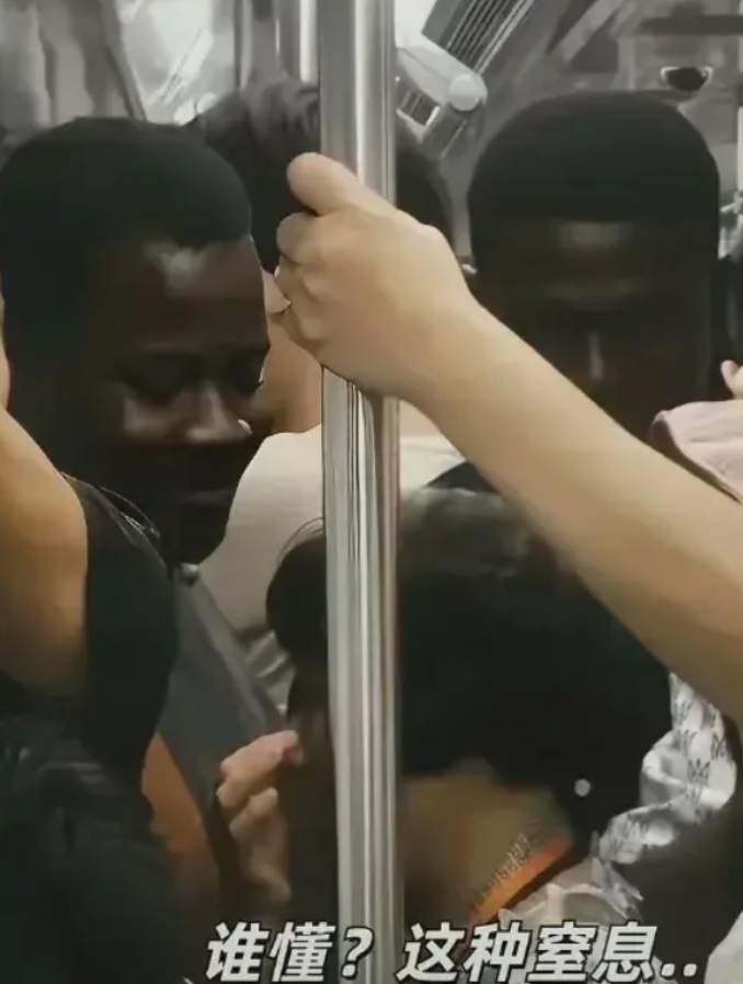 在广州地铁上，越来越多的非洲朋友成为常客。他们不是来旅游的，而是来扎根的。
通过