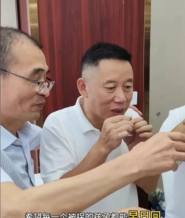 感觉谢岳的亿万富豪只是人设，
谢岳不见得比孙海洋有钱，
谢岳喜欢吹牛，孙海洋低调