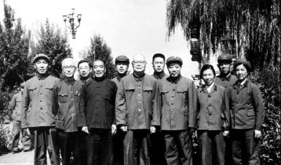 1980年是个大年份，新中国刚走过一段动荡岁月，开始迈向新阶段。这时候，国家的路