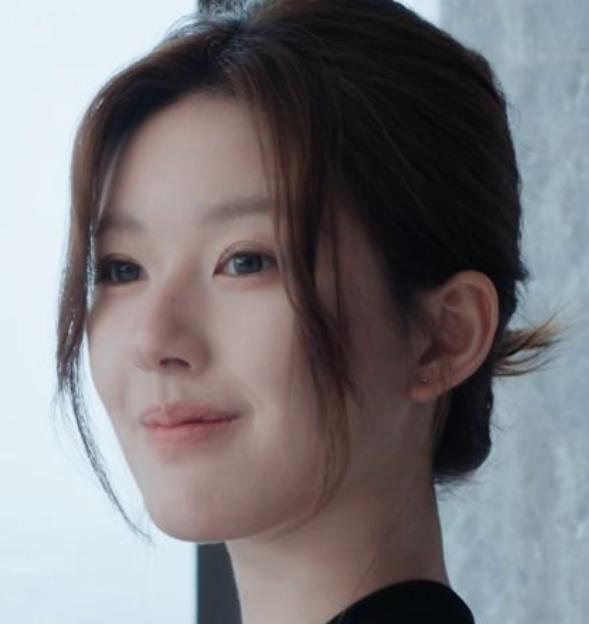 如果说的是电视剧《许我耀眼》中的许妍，她的真实身份是出生小镇、患有先天性疾病，被