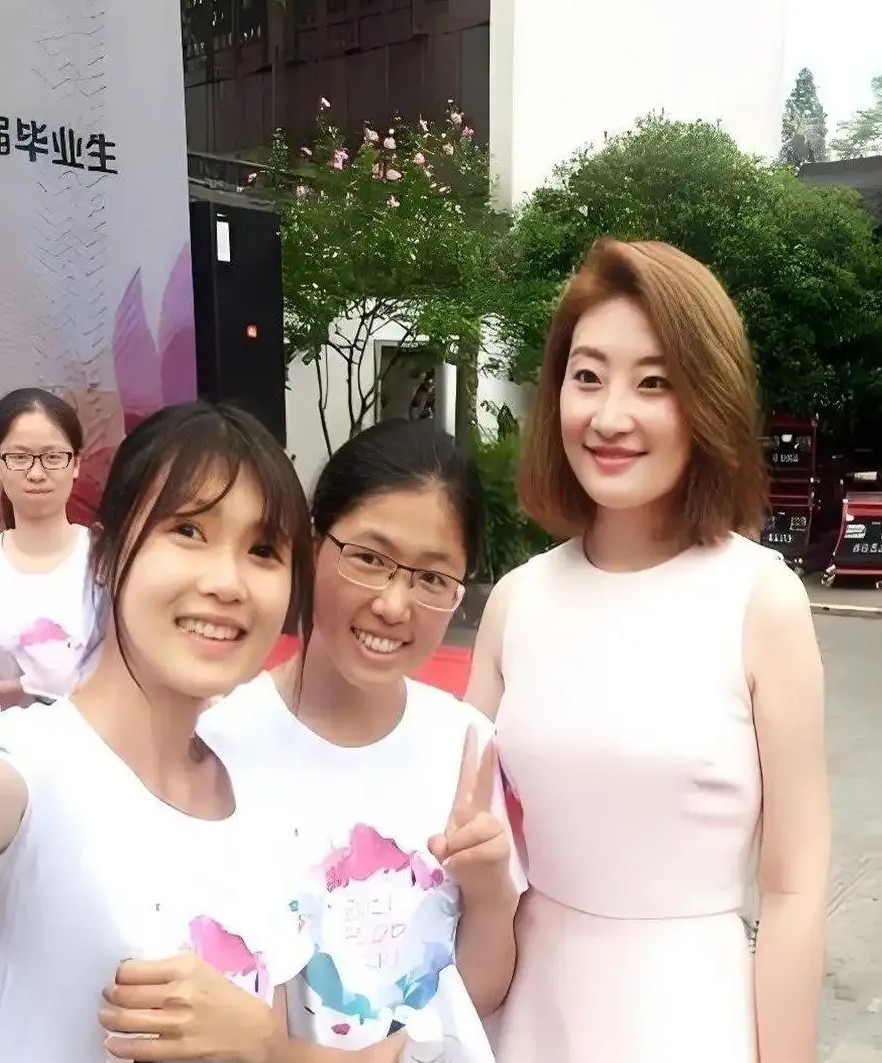 宗馥莉三叔，
给大家提了个醒，
人蠢就别参加高端局，否则

举起的锤子没砸到