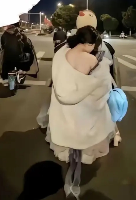 我要不要提醒她？！我要不要提醒她？