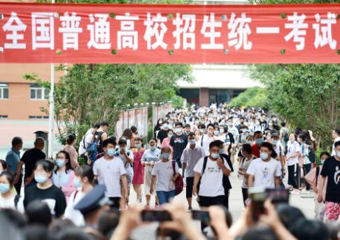 预测一下明天高考会发生的事，考生忘带身份证、走错考场、监考老师忘带监考证。
第一
