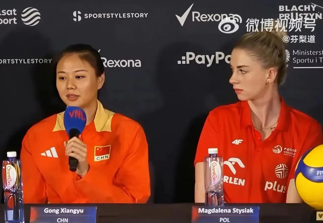 斯蒂夏克啥眼神？看明天中国女排怎么战胜你！原来在女排世联赛总决赛记者发布会上，坐