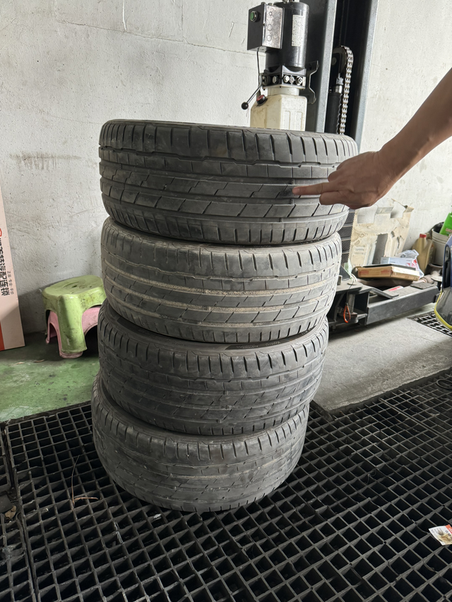 提车小两年
安全行驶4.6万公里，跑了几次赛道。轮胎基本磨损到了极限，漏了线层出