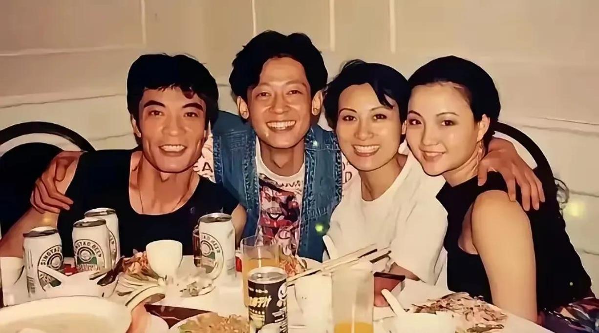 这张照片拍摄于1994年，中国内地男演员王志文和朋友在上海某饭店里聚会时的情景。