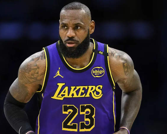 火箭这个阵容，如果交给41岁的詹姆斯带？有老詹的组织，火箭阵容合理多了。火箭其他