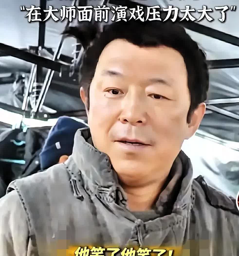大家发现没，
明明自己也是大牌导演的黄渤，
居然在后台面对陈佩斯导演时，会做
