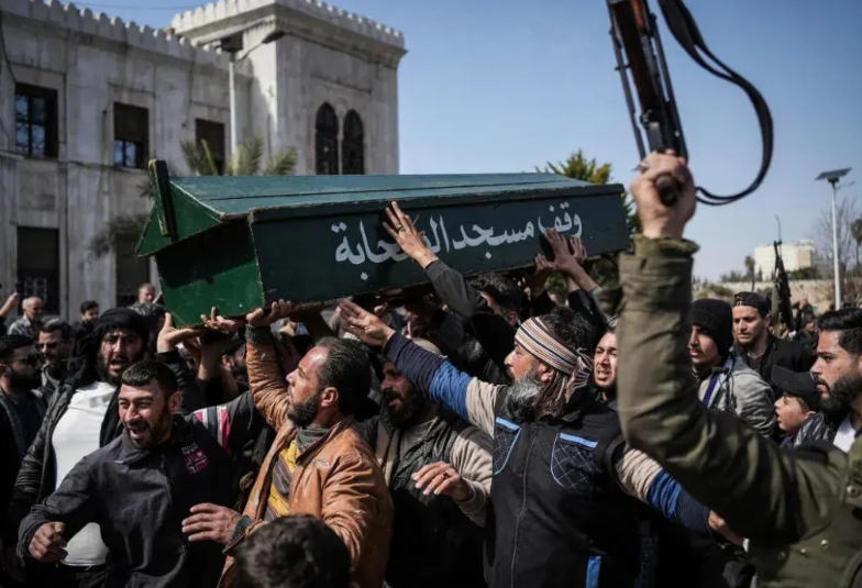 叙利亚摊牌了！圣战！
现在，叙利亚临时政府将发生在叙利亚西海岸的屠杀推到了宗教矛