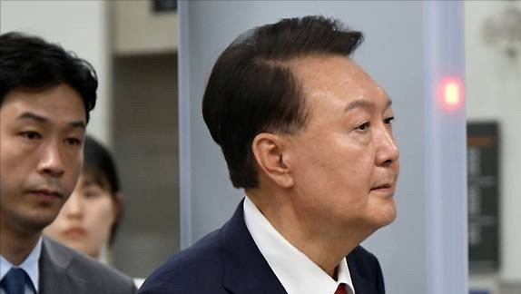 尹锡悦装病躲审判，真没招了











天呐！尹锡悦这是咋了？前总统也