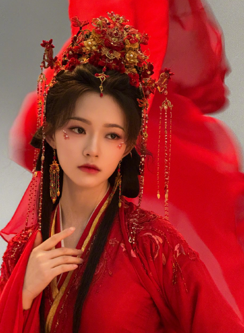 林允的红装，是那么的耀眼，让人忍不住多看几眼