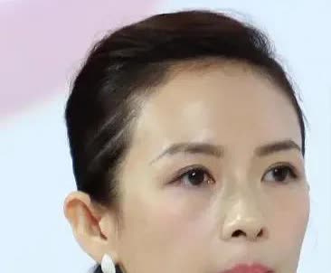 章子怡，是不是应该看看中医？
你看，她喜欢伸舌头，无聊时伸舌头，兴奋时也伸舌头