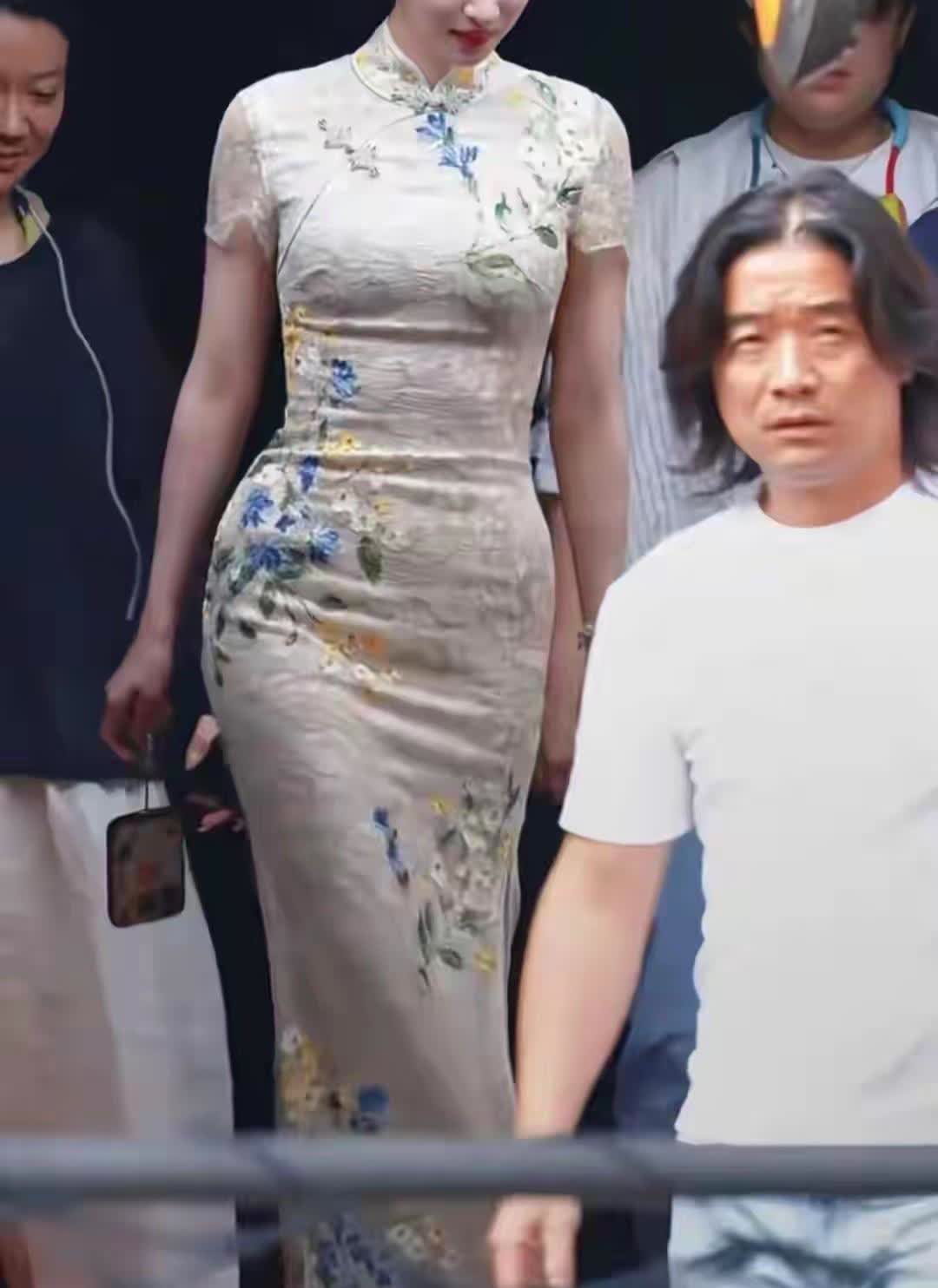 王楚然这旗袍也太紧了吧…

看着总觉得怪怪的，假胯感好明显，线条都被勒得有点