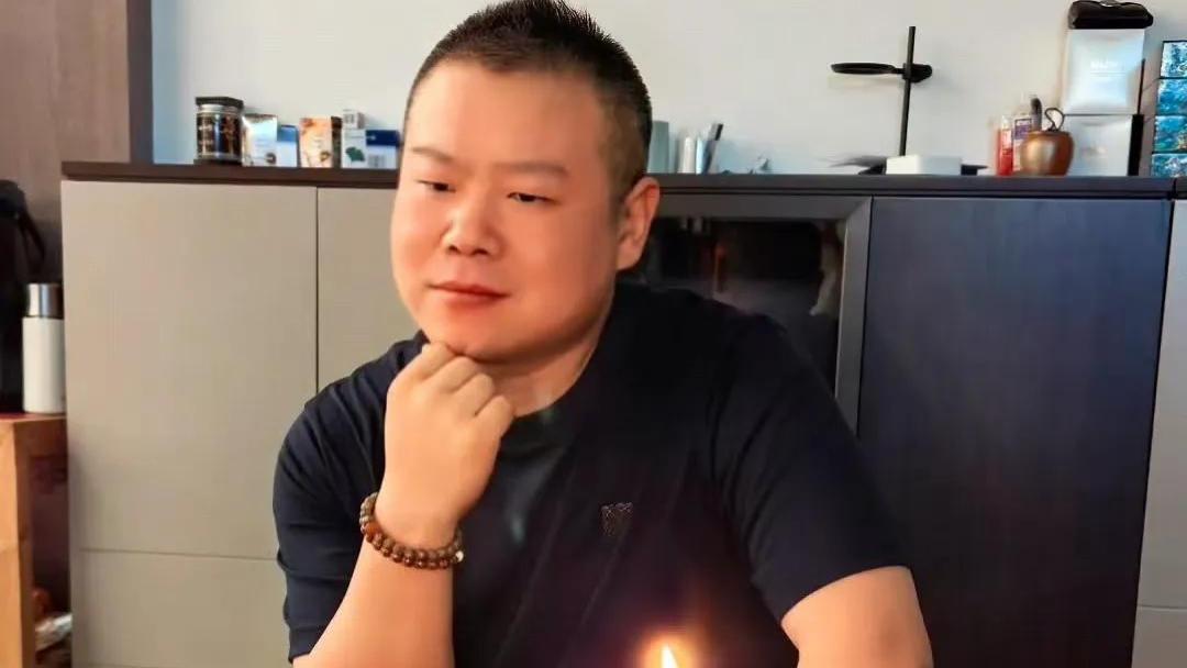 岳云鹏40岁生日！众弟子齐聚跳舞，大女儿罕见露面，似复制粘贴