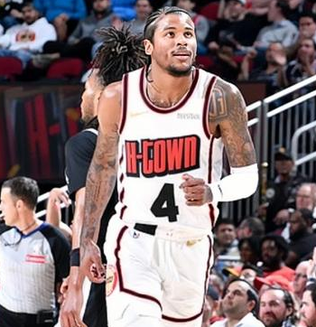 杰伦格林21分，火箭主场轻取马刺重回西部第四。NBA常规赛，火箭主场迎战马刺，这
