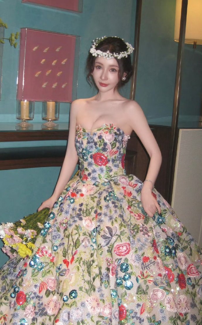 上淇星光大赏红毯造型，这样真的不会胸闷吗