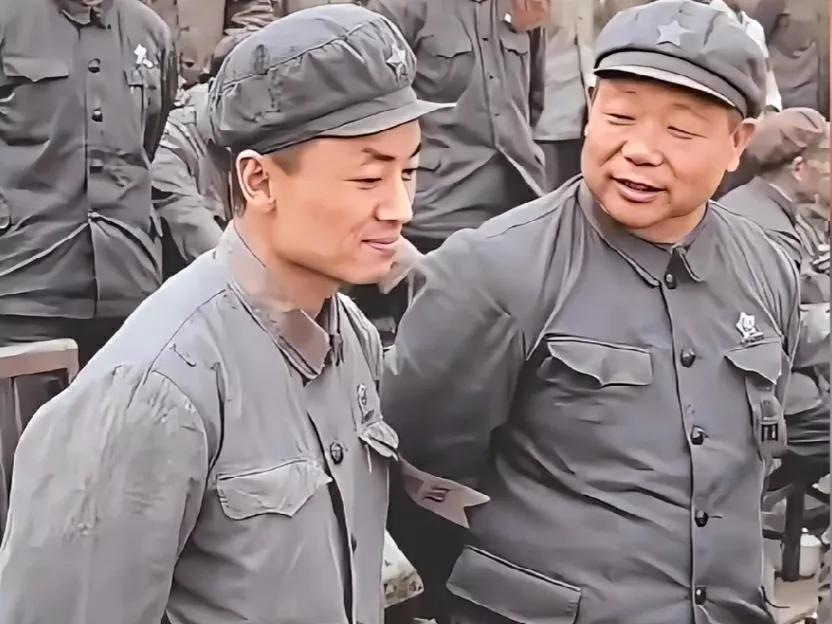 1968年，沈阳军区司令员陈锡联上将和政委毛远新在一起。久经沙场的开国上将陈锡联
