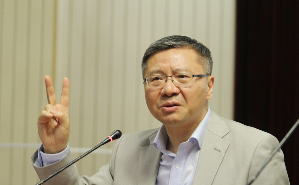 大陆专家刚做出两个神预测，台“教育部长”就下令：必禁国防七子。
 
一边是特朗普